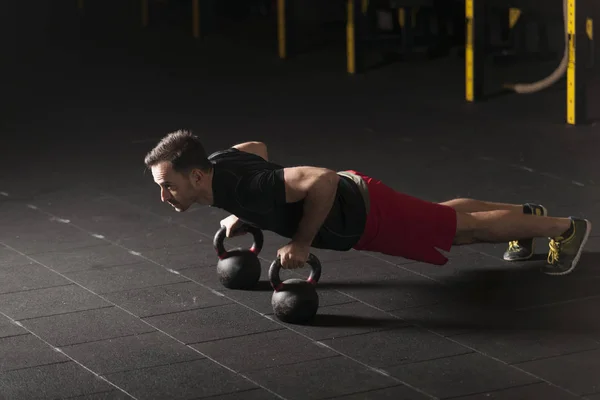 Atleta Exercitando Flexões Kettlebells Ginásio Conceito Fotografia Escura Com Espaço — Fotografia de Stock