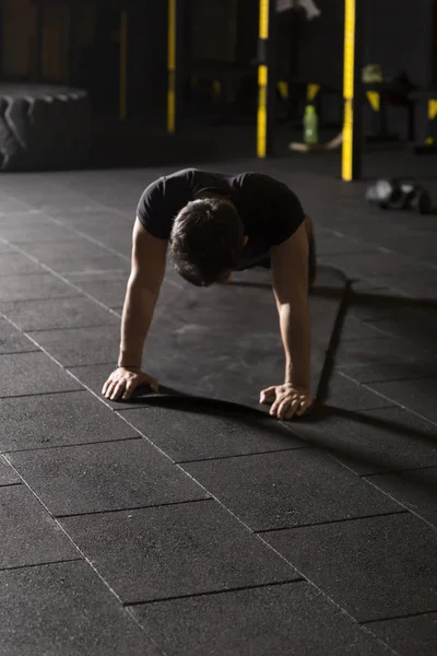 Joven Atleta Con Ropa Negra Practicando Flexiones Gimnasio — Foto de Stock