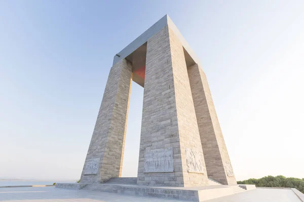 Çanakkale Şehitler Anıtı Çanakkale Boğazı için karşı. Birinci Dünya Savaşı sırasında Aralık 1915 Nisan 1915 gerçekleşti Gelibolu Savaş, katılan Türk askerleri.