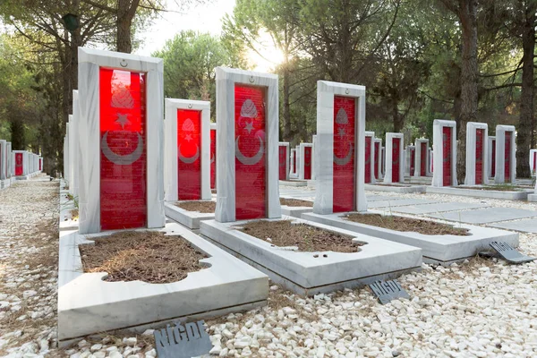 Çanakkale, Türkiye - 04 Ağustos 2017: Çanakkale Şehitleri Anma askeri mezarlığı Gelibolu Savaş katılan Türk askerleri hakkında hizmet anısına bir savaş anıtı olan. 