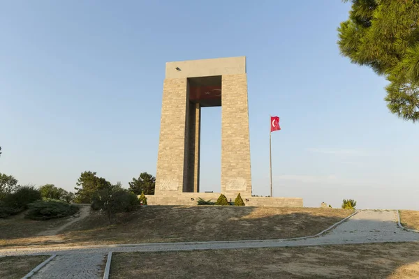 Çanakkale Şehitler Anıtı Çanakkale Boğazı için karşı. Birinci Dünya Savaşı sırasında Aralık 1915 Nisan 1915 gerçekleşti Gelibolu Savaş, katılan Türk askerleri.
