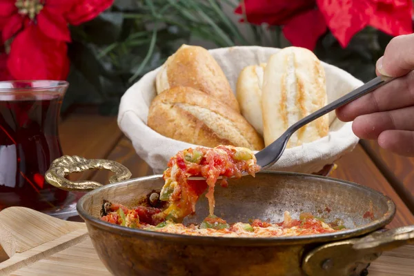 Türk kahvaltı Menemen ya da omlet domates salçası, biber, peynir ve sığır eti pastırmalı. El tutma çatal ile Menemen