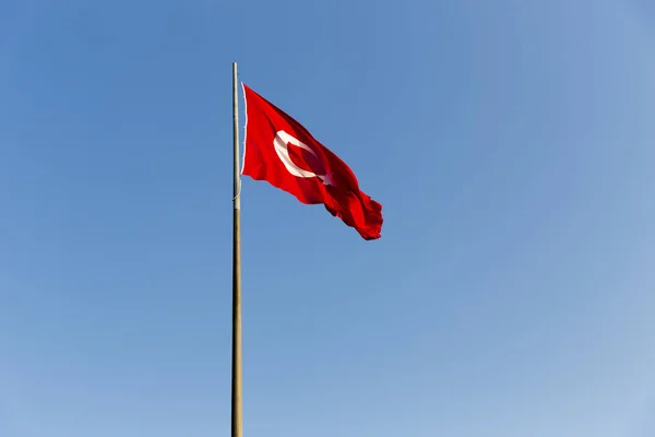 Τουρκική Σημαία Στον Πόλο Μακρύ Μεταλλικό Σίδηρο Κουνώντας Στο Μπλε — Φωτογραφία Αρχείου