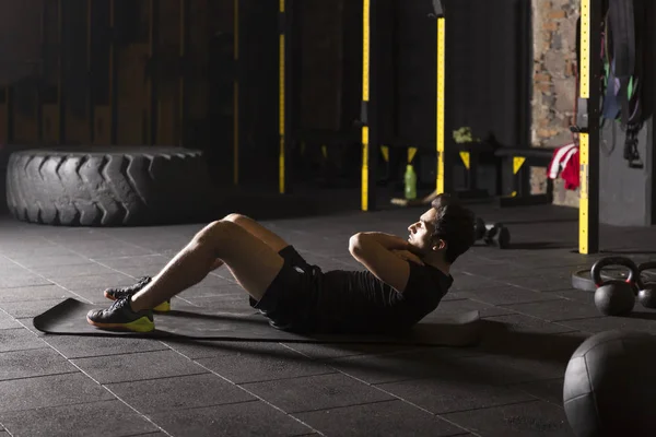 Joven Atleta Practicando Abdominales Gimnasio Concepto Negro — Foto de Stock