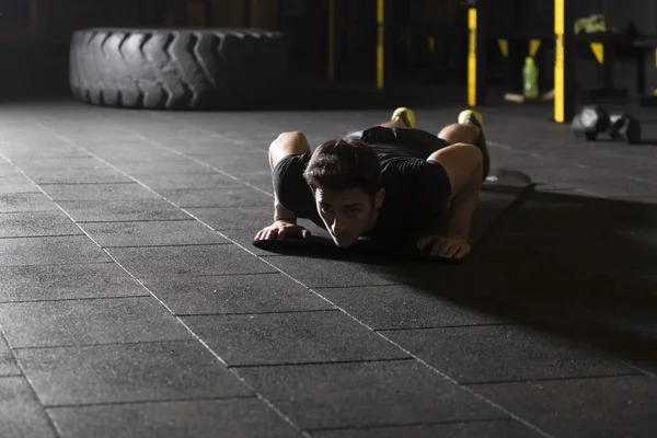 Joven Atleta Con Ropa Negra Practicando Flexiones Gimnasio — Foto de Stock