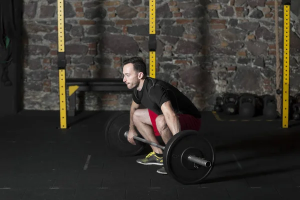 Camiseta Negra Atleta Masculino Corto Rojo Practicando Ascensores Olímpicos Gimnasio — Foto de Stock