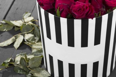 kırmızı gül buketi görünümünü kapat