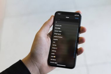 Izmir, Türkiye - 14 Ocak 2018: kısmi smartphone elinde tutan adam görünümünü