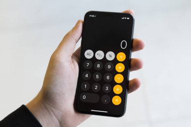 Izmir, Türkiye - 14 Ocak 2018: kısmi smartphone elinde tutan adam görünümünü