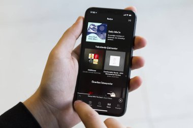 Izmir, Türkiye - 14 Ocak 2018: kısmi smartphone elinde tutan adam görünümünü