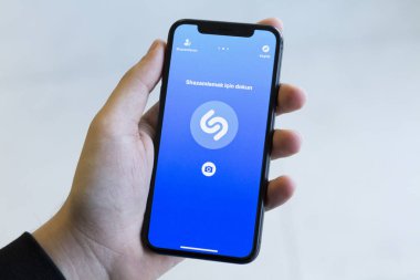 Izmir, Türkiye - 14 Ocak 2018: kısmi smartphone elinde tutan adam görünümünü