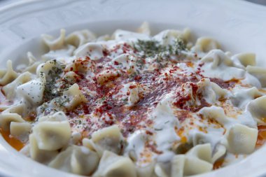 lezzetli pişmiş yemek görünümünü kapat