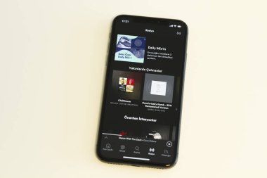 Izmir, Türkiye - 14 Ocak 2018: smartphone görünümünü ışık arka plan üzerinde yakından