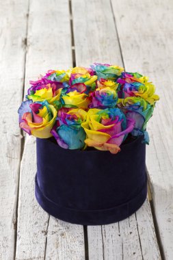 boyalı renkli buket gül kutusunda bakış ahşap arka plan üzerinde kapatın