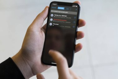 Izmir, Türkiye - 14 Ocak 2018: kısmi smartphone elinde tutan adam görünümünü