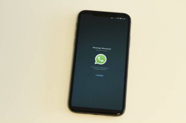 Izmir, Türkiye - 14 Ocak 2018: smartphone görünümünü ışık arka plan üzerinde yakından