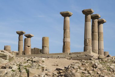 Tapınak Trajan Akropolis antik kalıntıları, antik Pergamon (Bergama), Türkiye'de şehirde 