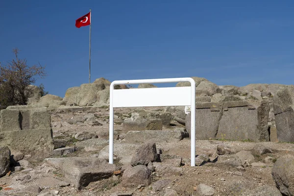 Bandeira Turca Acenando Com Pedras Céu Azul Redor — Fotografia de Stock