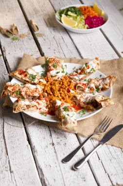 ahşap masa üstü tabakta servis geleneksel Türk yemeği görünümünü kapat