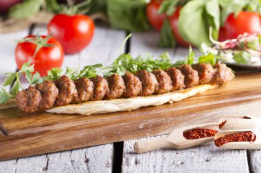 lezzetli yemek üzerinde ahşap masa üstü servis görünümünü kapat