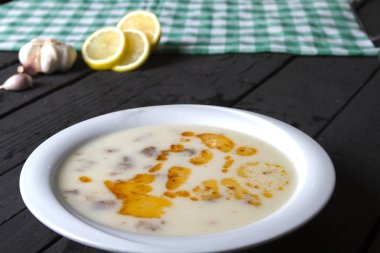 Türk geleneksel Delicious Kelle Paca hizmet limon ve sarımsak çorbası