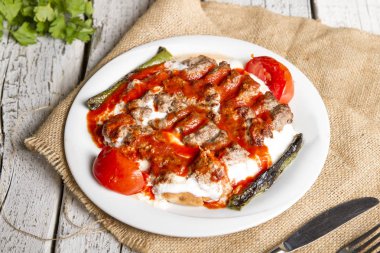 lezzetli yemek üzerinde ahşap masa üstü servis görünümünü kapat