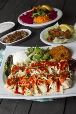 Beytide sarma görünümünü kapatmak ya da adana kebabı lavaş ekmek haddelenmiş ve üzerine peynir rendelenmiş