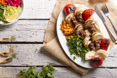 lezzetli pişmiş yemek üstten görünüm ahşap yüzey üzerinde