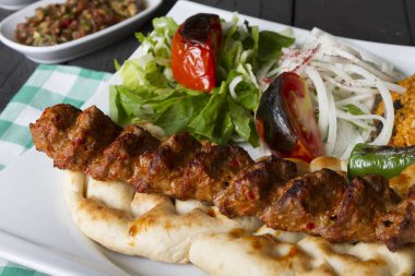 Türkçe ve Arapça geleneksel Adana Kebap sunumu salata ile bakış plaka üzerinde kapatın