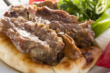 geleneksel Türk yemeği et ve hamur ile görünümünü kapat