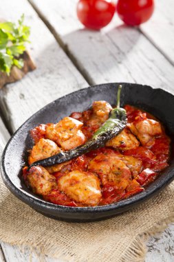 siyah kase hizmet jalapeno biber ile çanak görünümü kadar yakın