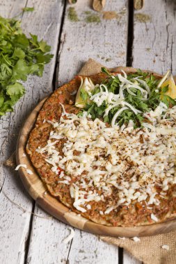 Lahmacun lezzetli Pide kıyma ile bakış ahşap masa üzerinde kapatın