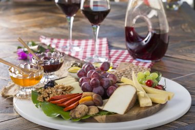 tabakta çeşitli lezzetli aperatifler görünümünü kapat