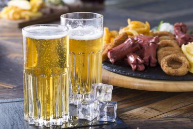 Düzenlenmiş bira ve aperatifler görünümü kapatın 
