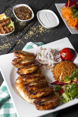 Lezzetli Türk geleneksel ramazan Kebap ahşap masa üzerinde