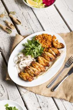 et ahşap arka plan üzerinde devam eder ile lezzetli yemek görünümünü yakın