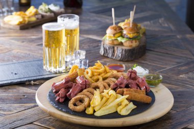 Düzenlenmiş bira ve aperatifler görünümü kapatın 