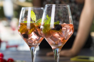 Nane yaprakları ile soğuk kokteyl serinletici görünümü kadar kapatın