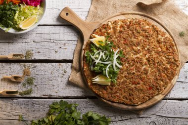 Lahmacun lezzetli Pide kıyma ile üstten görünüm ahşap masa üzerinde