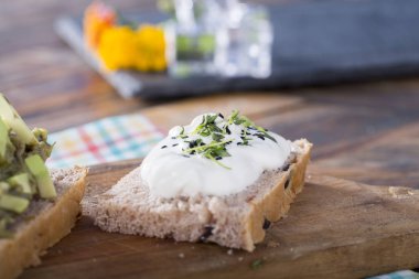 krem peynir bakış çavdar ekmeği snack üzerinde kapatın
