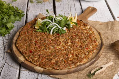 Lahmacun lezzetli Pide kıyma ile bakış ahşap masa üzerinde kapatın