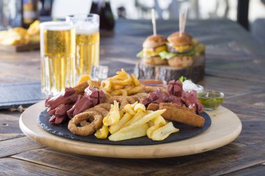 Düzenlenmiş bira ve aperatifler görünümü kapatın 