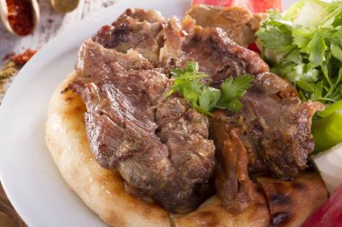 geleneksel Türk yemeği etli görünümünü kapat