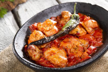 siyah kase hizmet jalapeno biber ile çanak görünümü kadar yakın