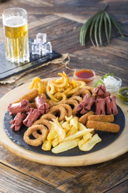 Düzenlenmiş bira ve aperatifler görünümü kapatın 