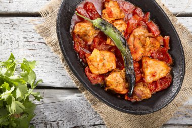 jalapeno biber siyah kase pişmiş yemeğin üstten görünüm