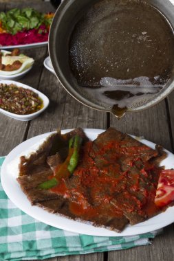 Türk geleneksel ramazan iskender hünkar ahşap masa üzerinde