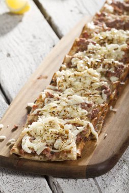 ahşap arka plan üzerinde lezzetli geleneksel Türk ekmek görünümü kadar kapatın