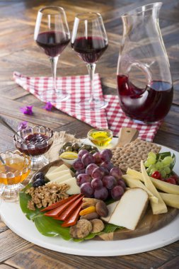 tabakta çeşitli lezzetli aperatifler görünümünü kapat