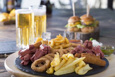 Düzenlenmiş bira ve aperatifler görünümü kapatın 